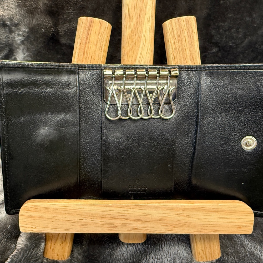 Gucci Black Leather Key Holder with Silver Detail - Picture 7 of 12